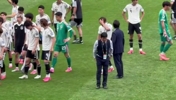 日本球员退场后，森保一独自留在场上向球迷鞠躬道歉